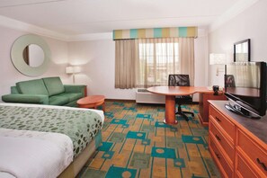 Executive Room, 1 King Bed, Non Smoking | Pillowtop beds, desk, blackout drapes, iron/ironing board