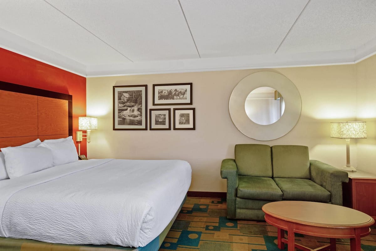 Superior Room, 1 King Bed, Non Smoking (Executive) | Pillow-top beds, desk, blackout curtains, iron/ironing board