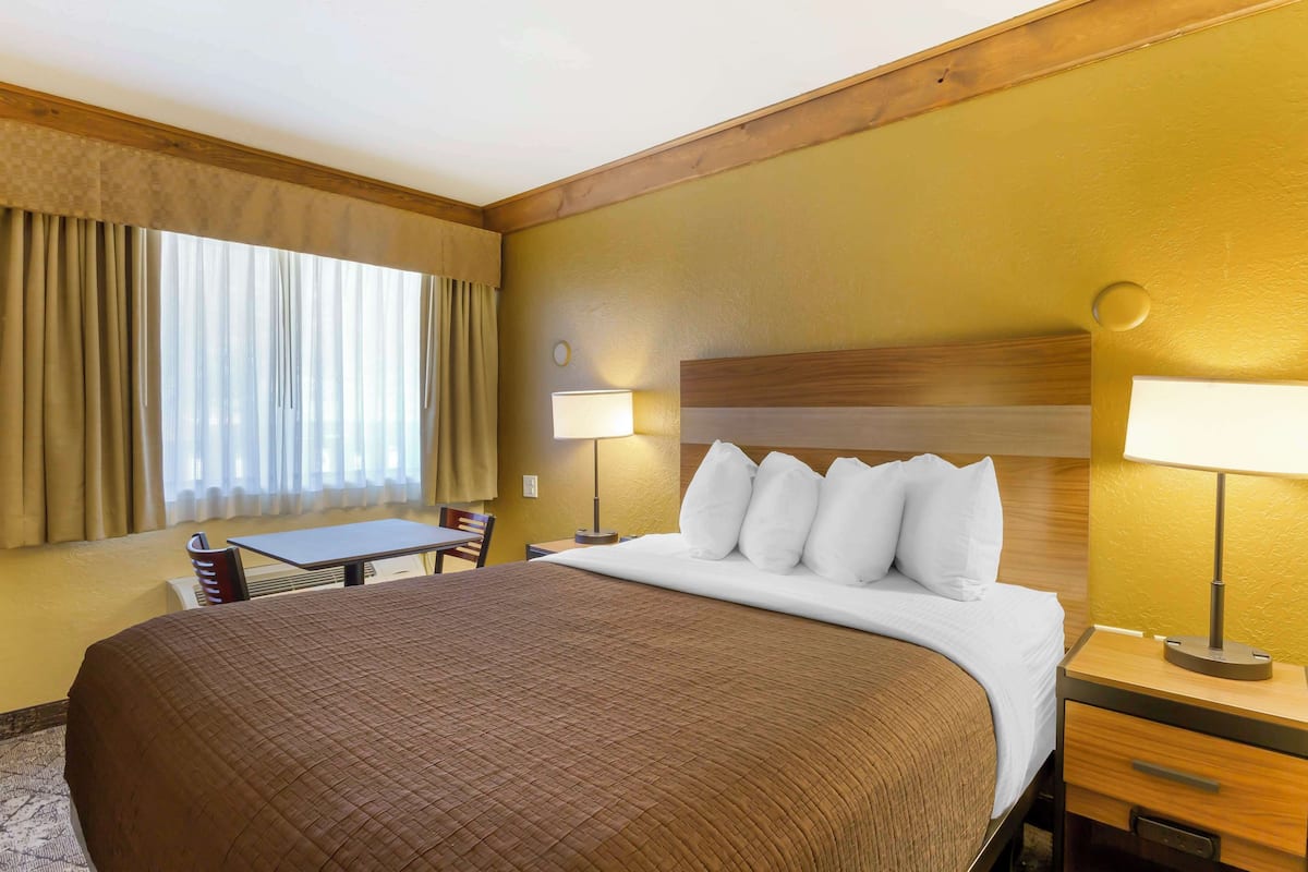 Standard Room, 1 King Bed, Accessible, Bathtub | Desk, iron/ironing board, free WiFi, bed sheets