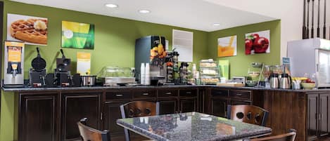 朝食 (フル ブレックファスト)、毎日提供 (無料)