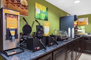 Café da manhã completo grátis todos os dias