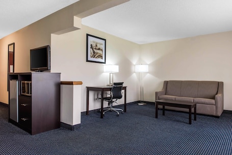 1 bedroom, premium bedding, pillow-top beds, desk. Quality Inn & Suites Anderson I-69