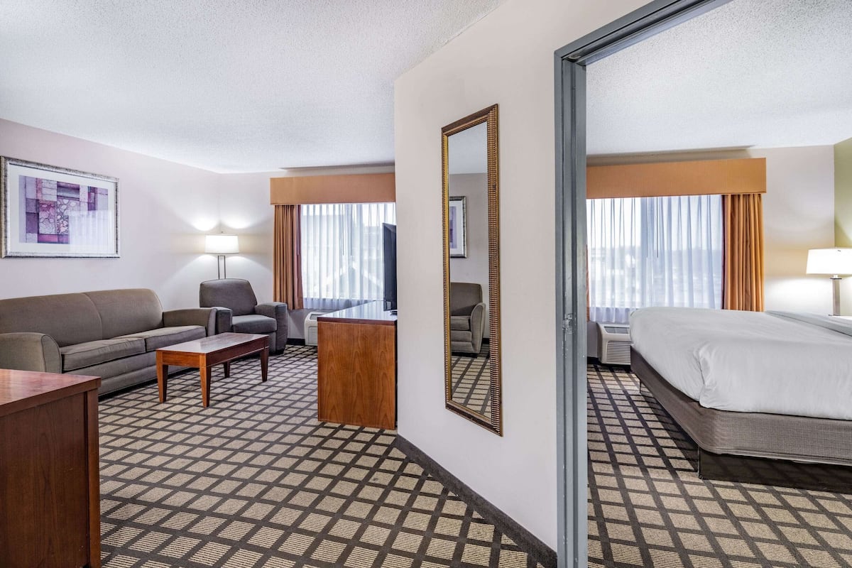 Deluxe Suite, 1 King Bed, Non Smoking (One-Bedroom) | Premium bedding, pillowtop beds, desk, laptop workspace