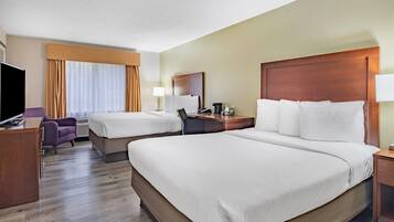 Habitación, 2 camas de matrimonio, accesible para personas con discapacidad, no fumadores (Mobility) | Ropa de cama de alta calidad y colchones con acolchado adicional