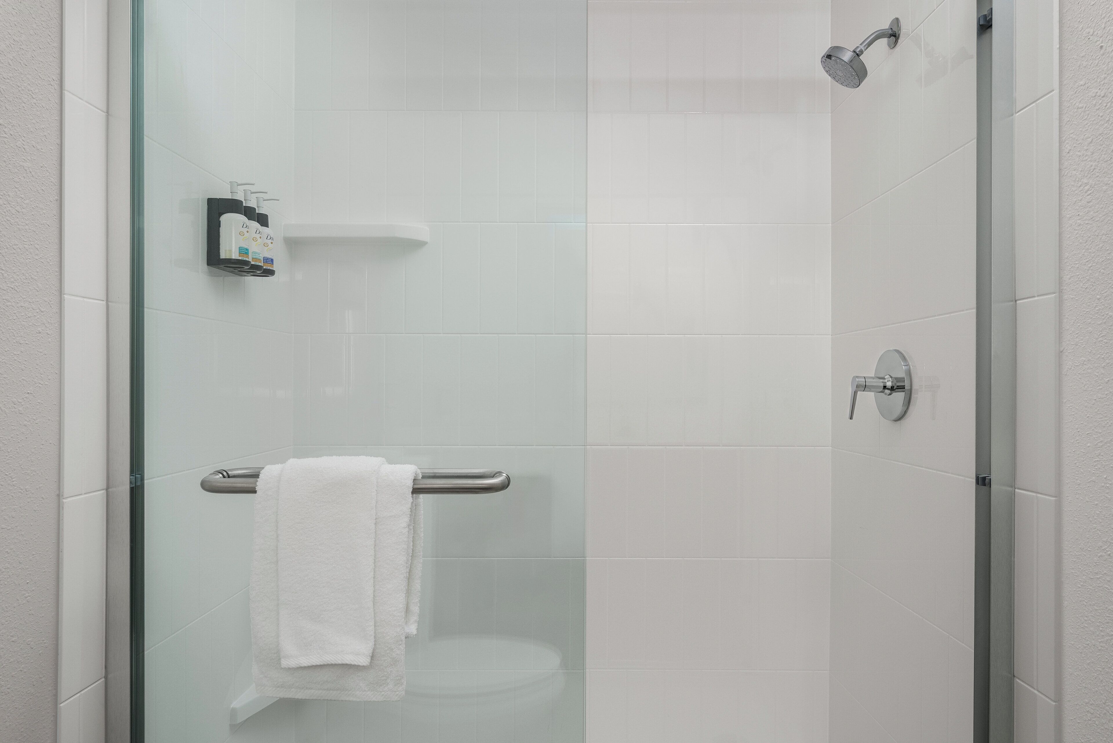 Combined shower/bathtub, free toiletries, hair dryer, towels