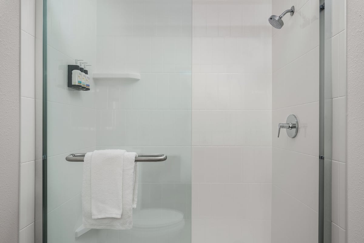 Tina con regadera, amenidades de baño gratuitas, secadora de cabello 