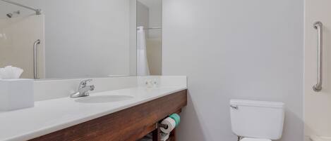 Suite, 1 King Bed, Non Smoking | Bathroom