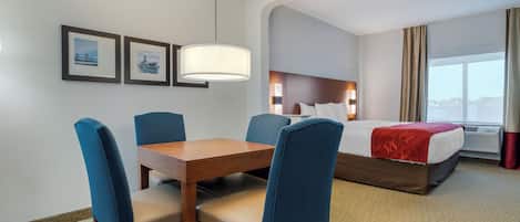 Suite, 1 trĂšs grand lit, non-fumeurs | Coffres-forts dans les chambres, bureau