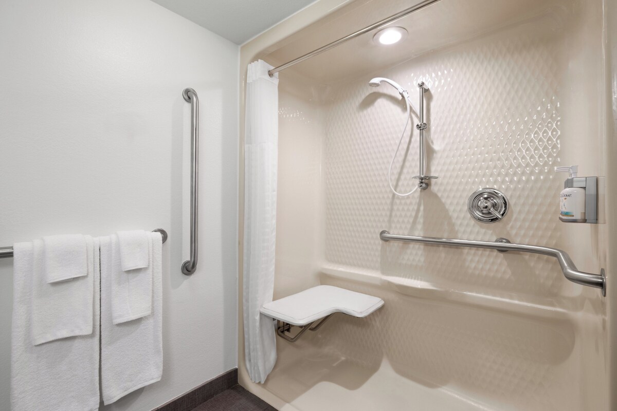 Quarto standard, 1 cama King (Communications, Accessible Shower) | Cofres nos quartos, escrivaninha, espaço de trabalho para notebook