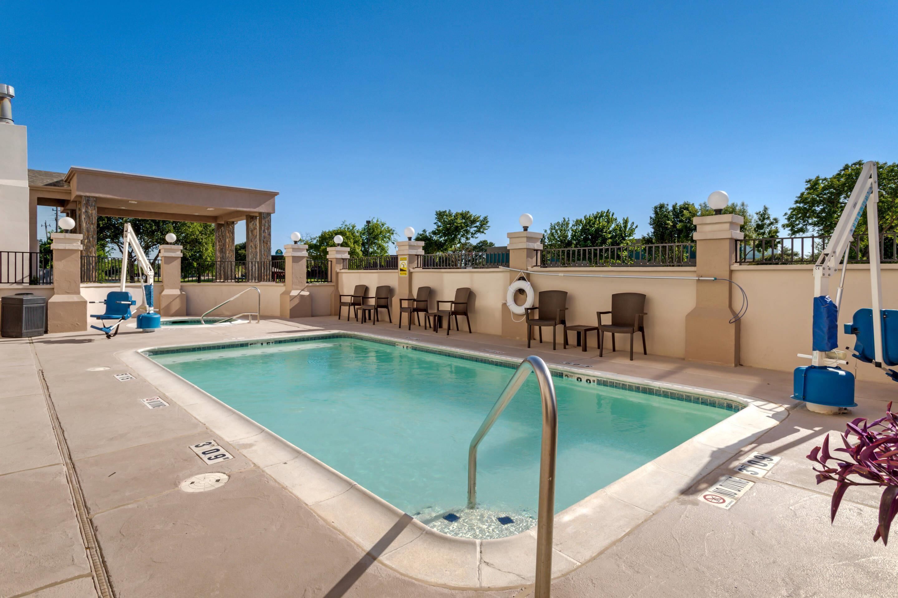 季節性室外泳池；08:00 至 21:00 開放；躺椅