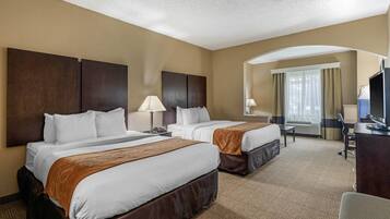 2 Queen Beds, Suite, Nonsmoking, Accessible | Meja, langsir/tirai gelap terus, seterika/papan seterika, Wi-fi percuma