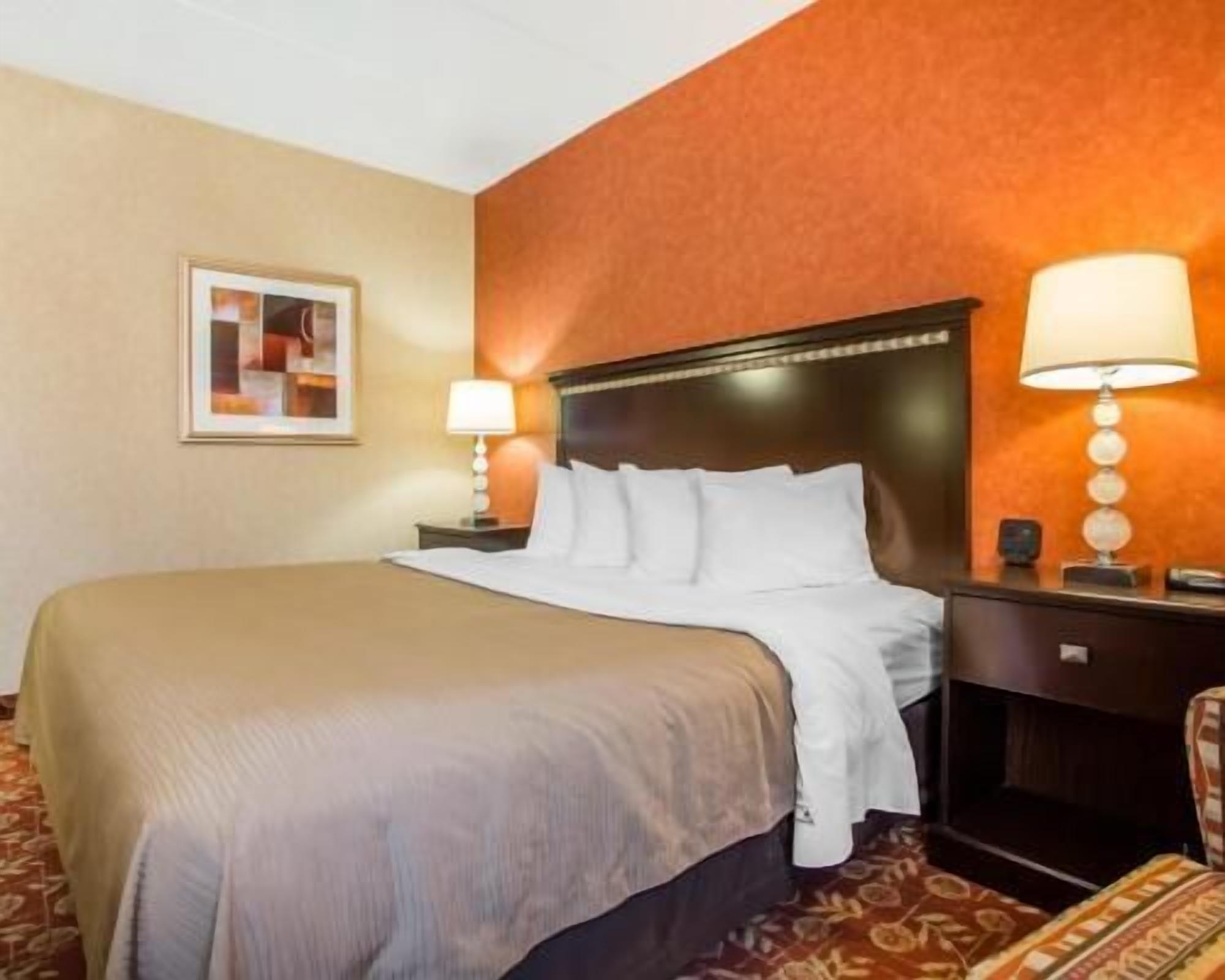 Laptop workspace, blackout curtains, iron/ironing board, free WiFi