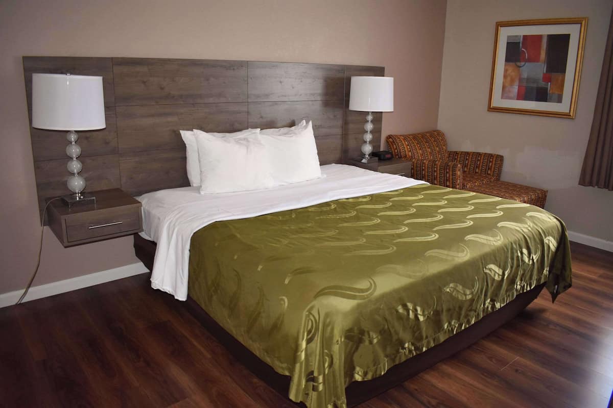In-room safe, laptop workspace, blackout drapes, iron/ironing board