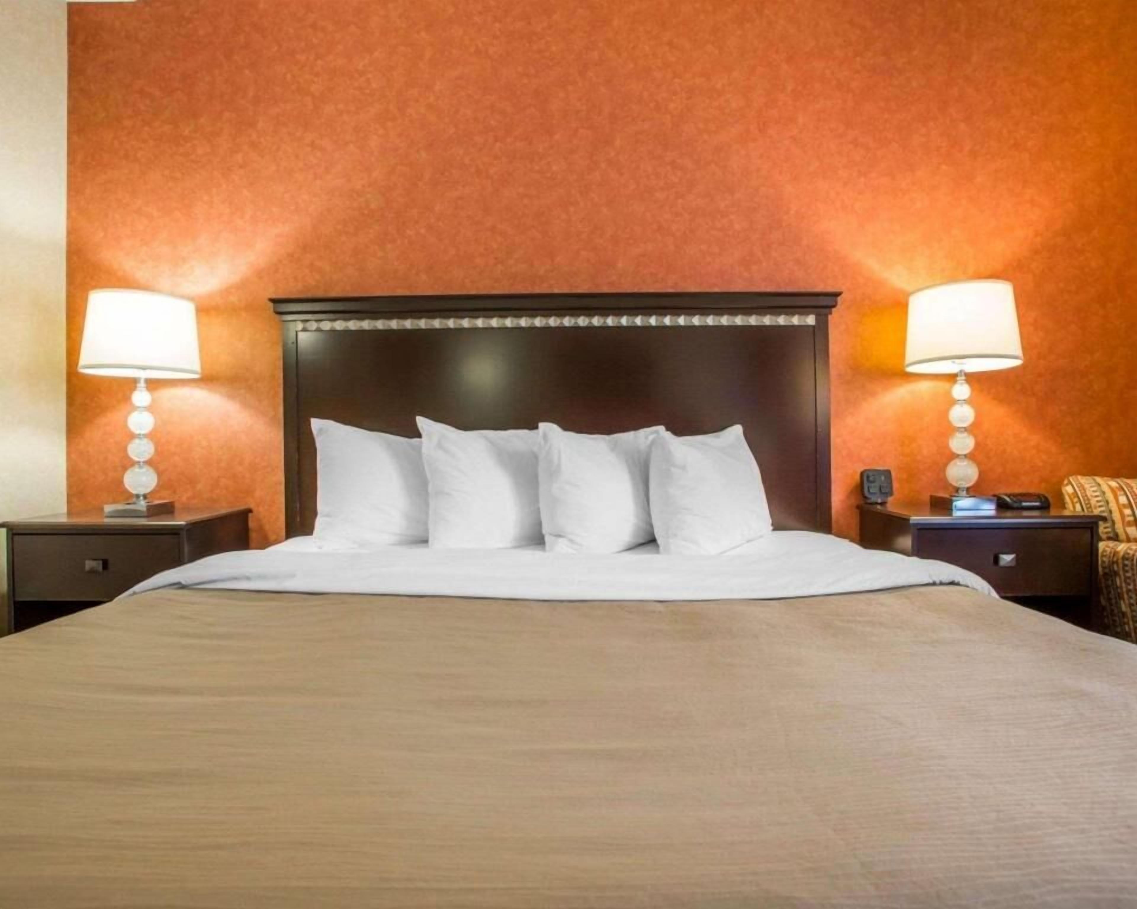Laptop workspace, blackout curtains, iron/ironing board, free WiFi