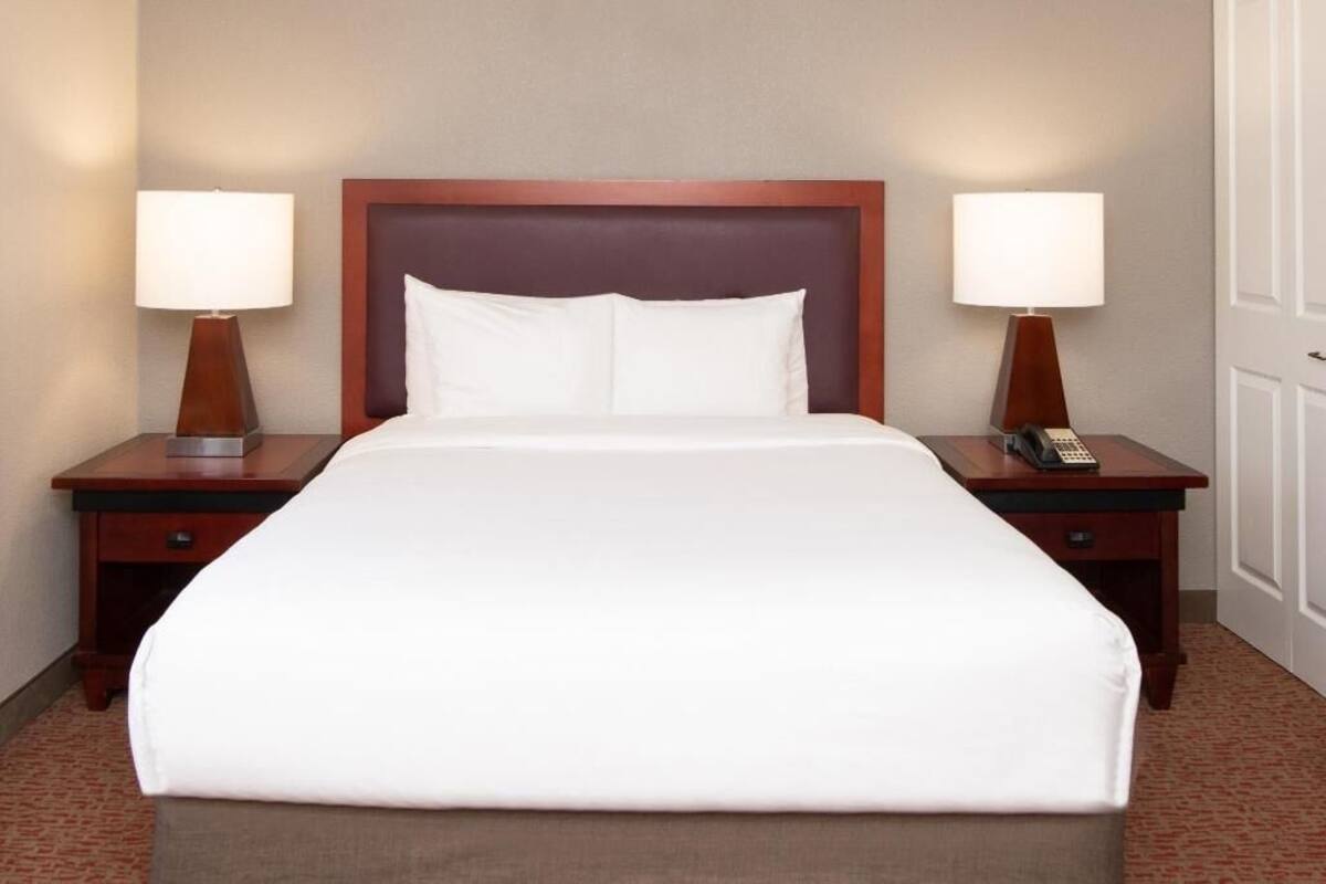 Luxe beddengoed, een kluis op de kamer, een bureau, een laptopwerkplek
