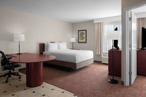 King Suite with Twin Wall Bed | Literie de qualité, coffre-fort, bureau, fer et planche à repasser