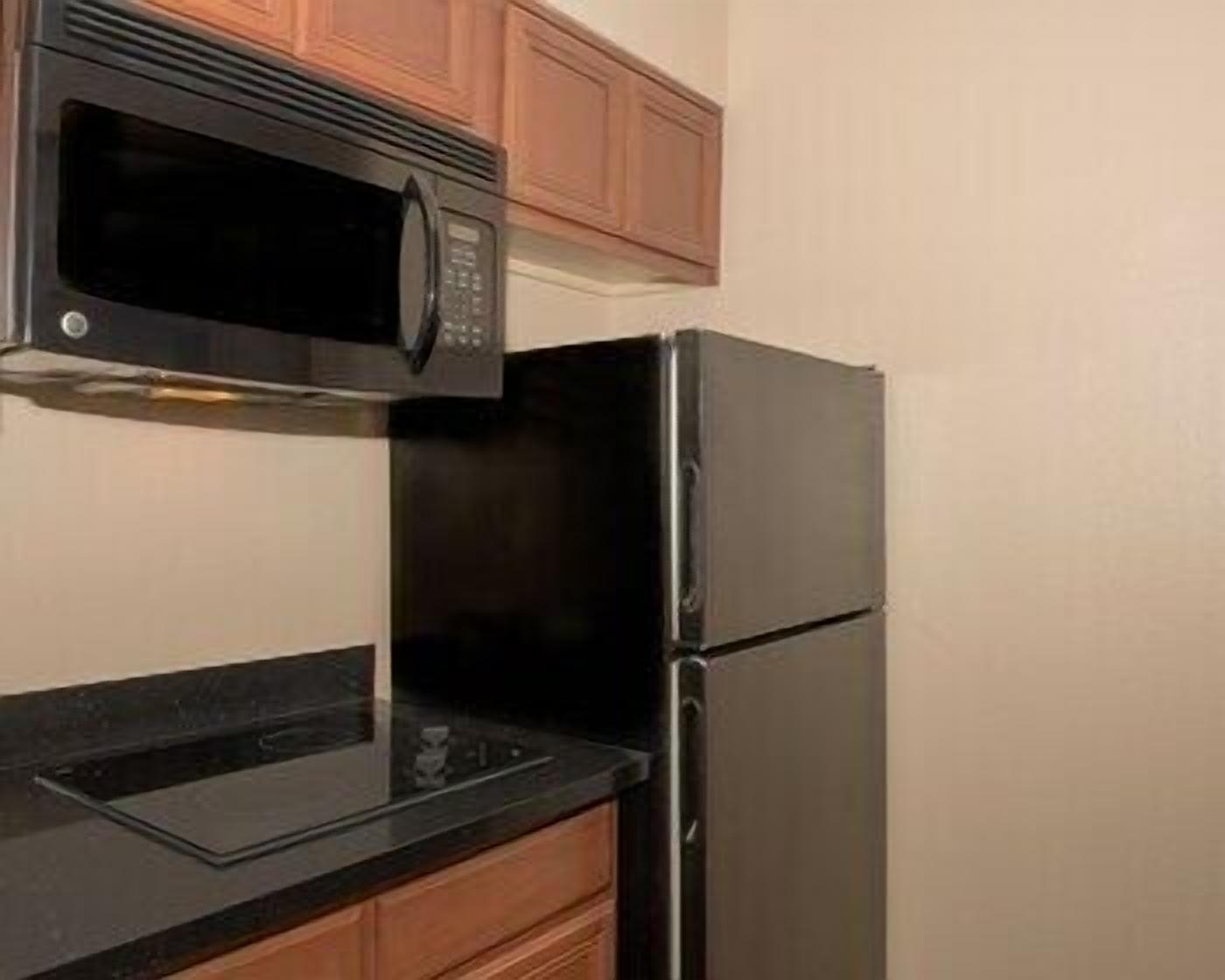 Cocina privada | Refrigerador con congelador, microondas y parrilla de estufa 