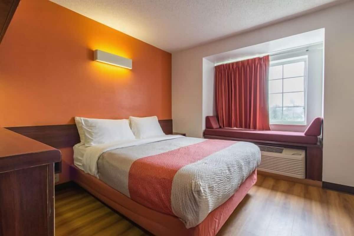 Desk, WiFi (free), individually furnished, bed sheets
