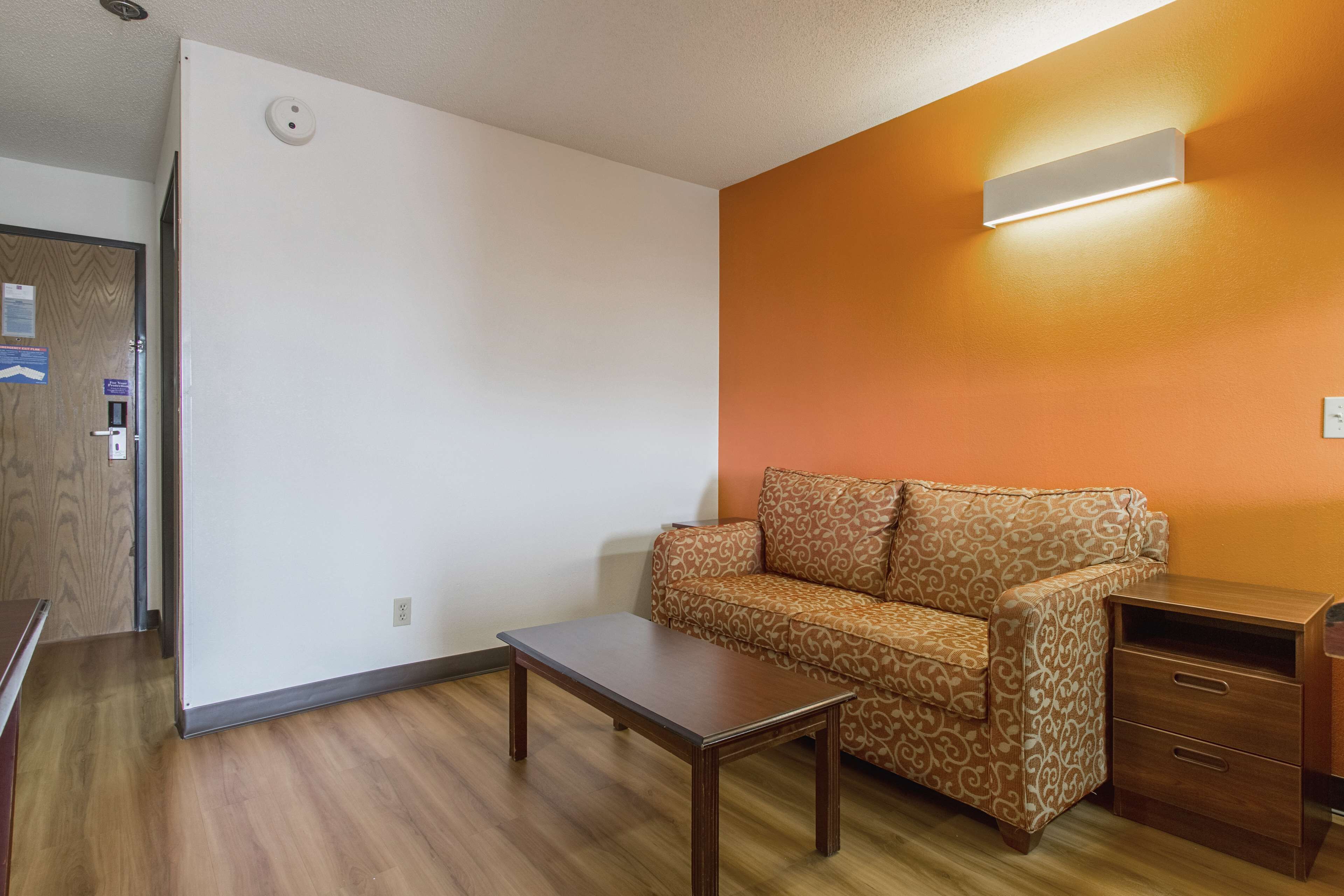 Individually furnished, desk, free WiFi, bed sheets