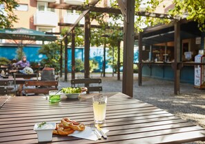 Petit-déjeuner et dîner servis sur place