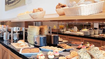 Tägliches Frühstücksbuffet gegen Gebühr