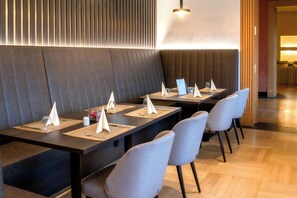 Breakfast and dinner served - Living Hotel Weißensee (Berlin)