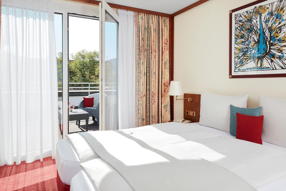 Premium bedding, free minibar, in-room safe, desk