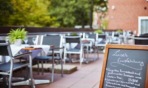 Breakfast and dinner served - Living Hotel Weißensee (Berlin)