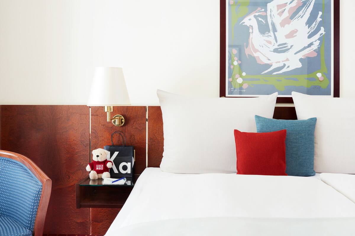 Premium bedding, in-room safe, desk, blackout drapes
