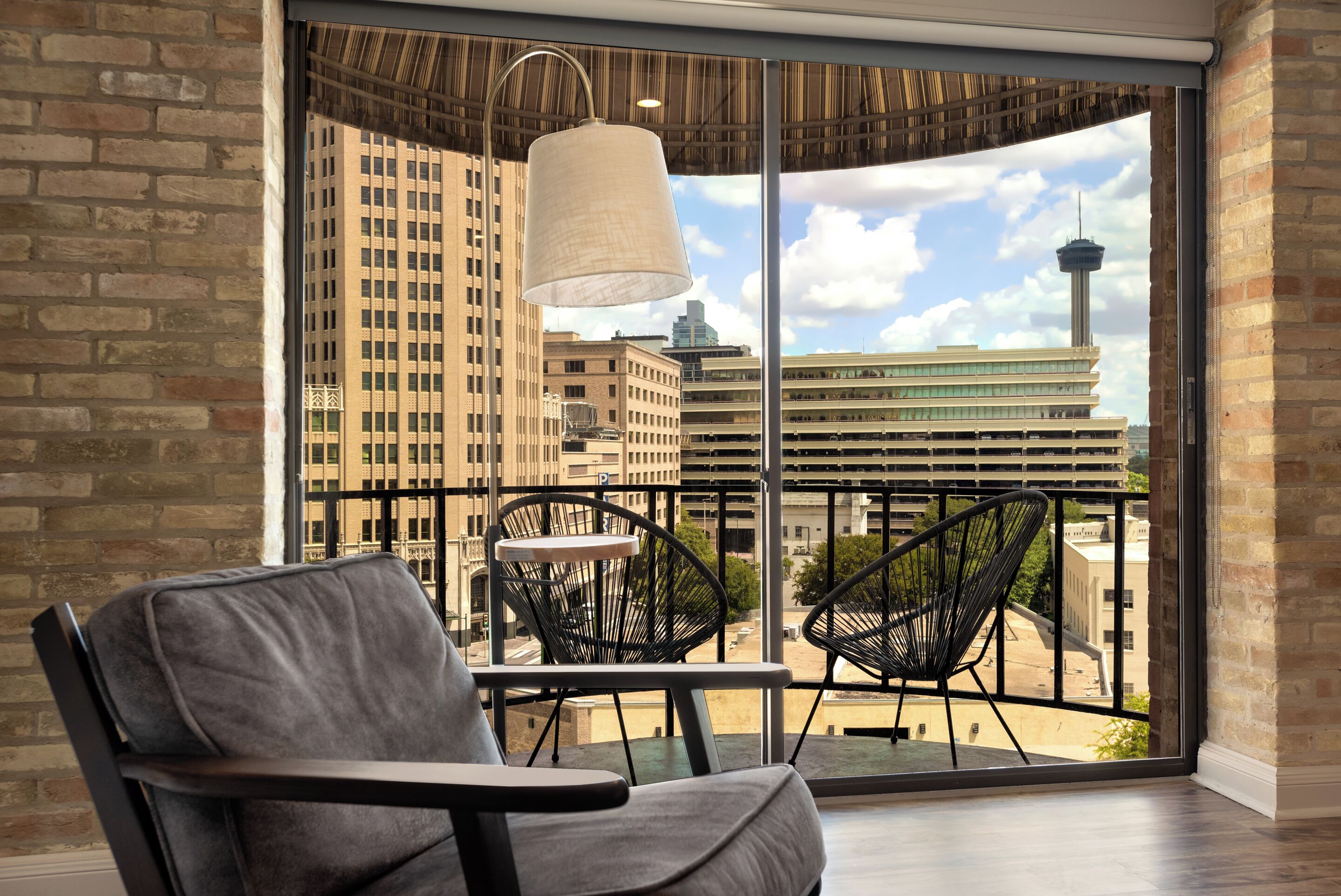 King Balcony | Ropa de cama de alta calidad y caja de seguridad en la habitación 