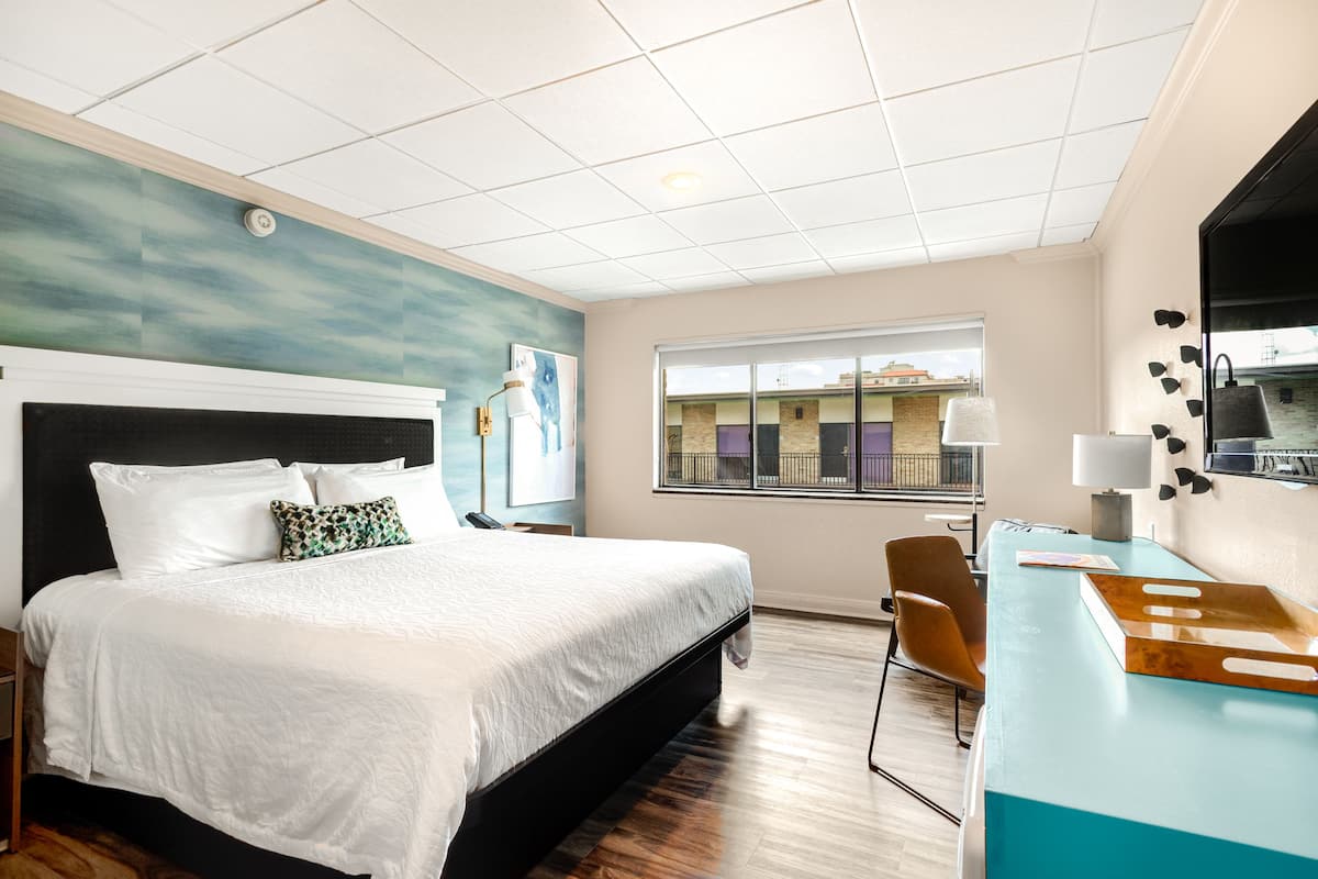 King | Premium bedding, in-room safe, blackout curtains, iron/ironing board