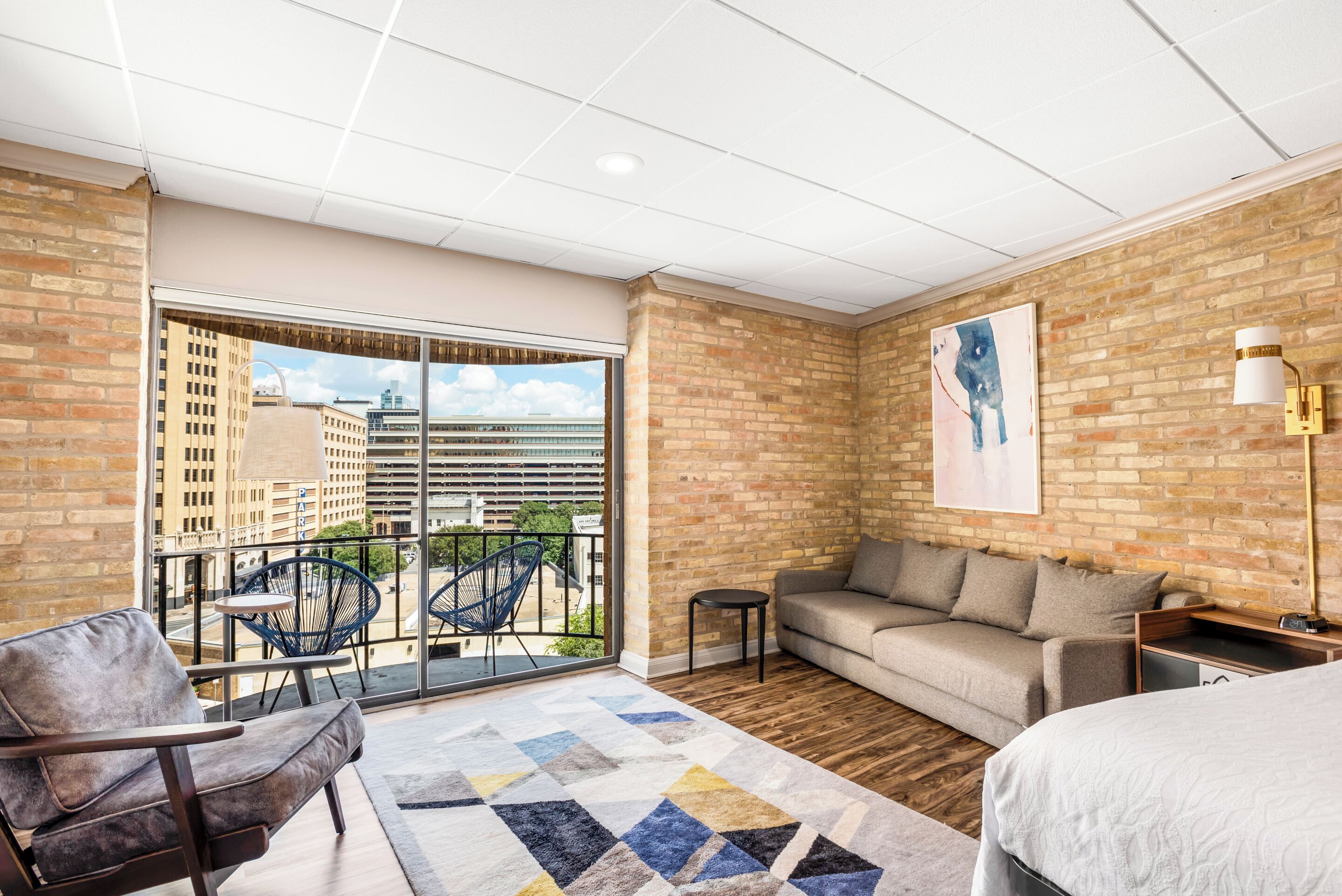 Junior Suite King | Ylelliset vuodevaatteet, tallelokero huoneessa, pimennysverhot