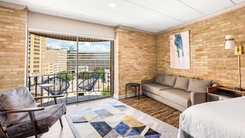 Junior Suite King | Ylelliset vuodevaatteet, tallelokero huoneessa, pimennysverhot