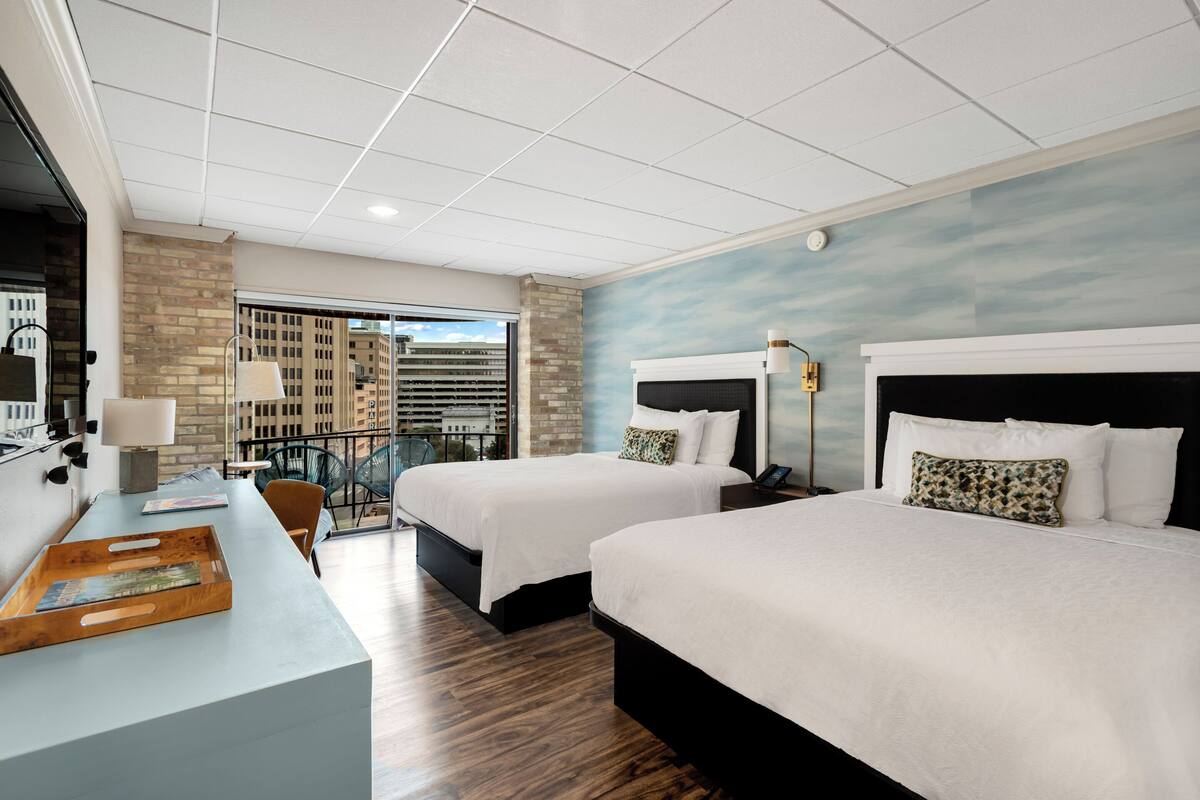 Double Queen Balcony | Ropa de cama de alta calidad, caja fuerte, cortinas opacas