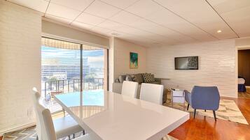 Apartment Suite | Yksityinen keittiö | Jääkaappi, kahvin-/teenkeitin