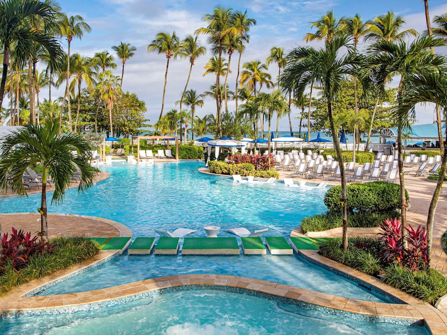 Piscina externa, funciona das 7h às 9h, barracas, guarda-sóis