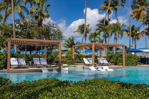 Una piscina al aire libre, cabañas de piscina (de pago), sombrillas