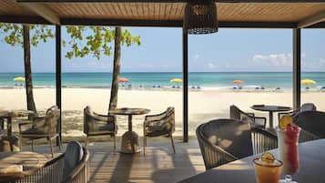 6 restaurants; breakfast, lunch and dinner served