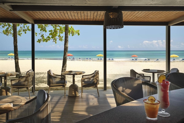 6 restaurants; breakfast, lunch, and dinner served