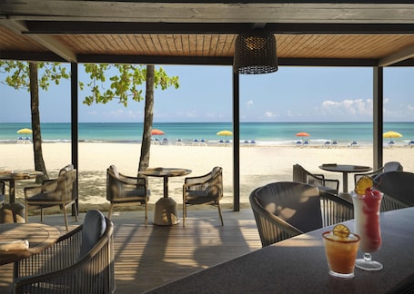 6 restaurants; breakfast, lunch and dinner served