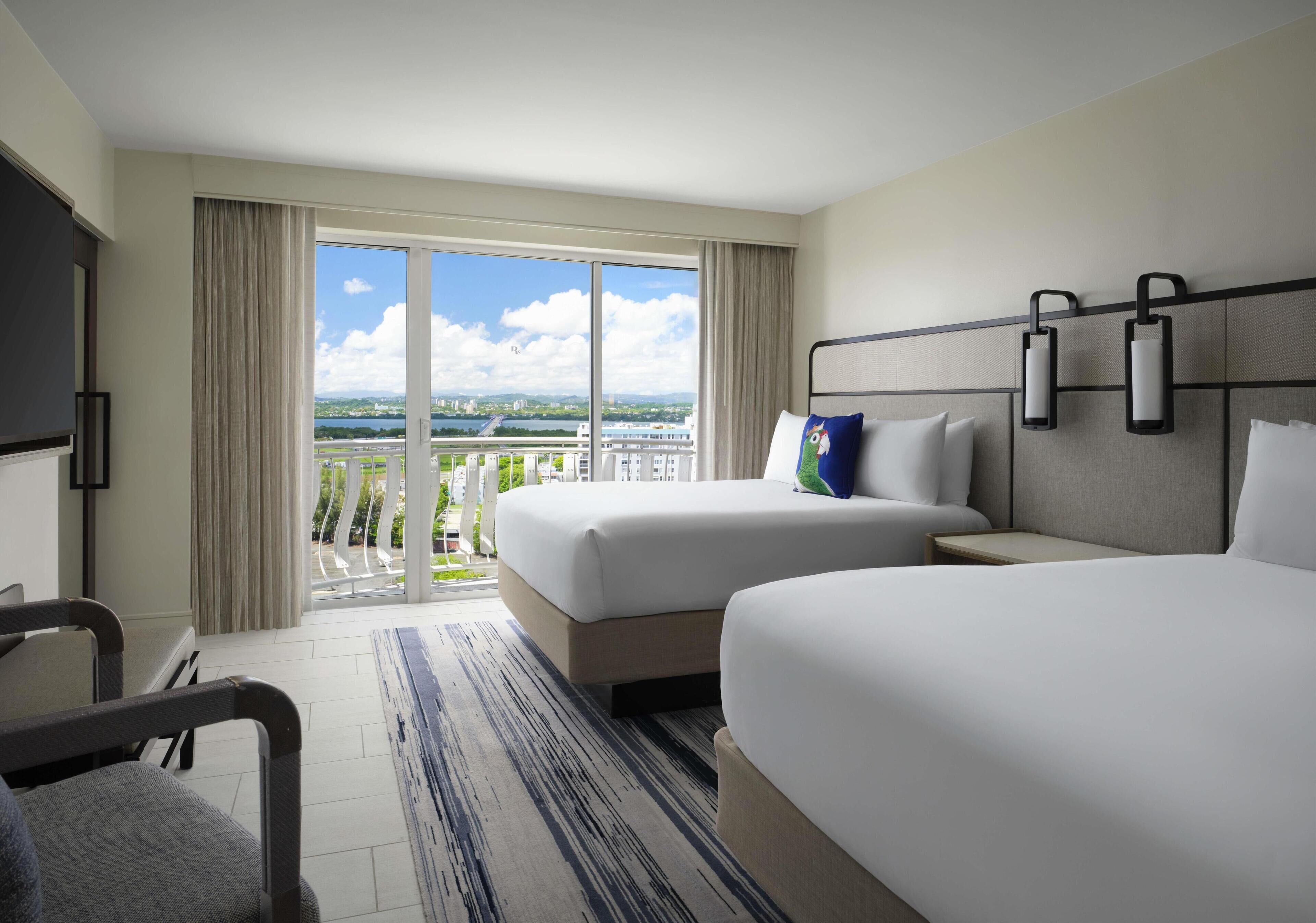 Suite ejecutiva, 2 camas dobles, vistas a la ciudad (Junior) | Ropa de cama hipoalergénica, caja fuerte, decoración individual