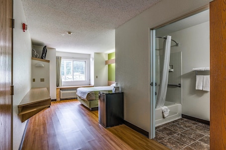 Free WiFi, bed sheets, alarm clocks. Motel 6 Charlotte, NC - University