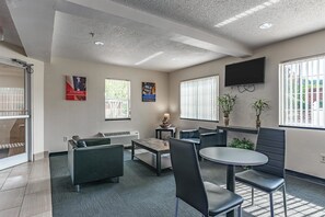 Lobby sitting area - Motel 6 Charlotte, NC - University (Charlotte)