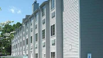 Un immeuble à étages dont la façade est uniforme, avec une série de fenêtres et une entrée centrale.