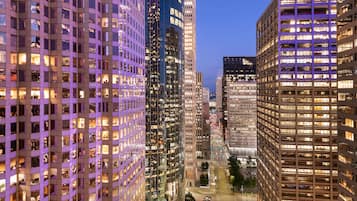 Luxe beddengoed, een kluis op de kamer, een bureau, een laptopwerkplek