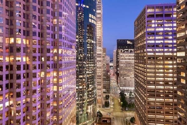 Premium bedding, in-room safe, desk, laptop workspace