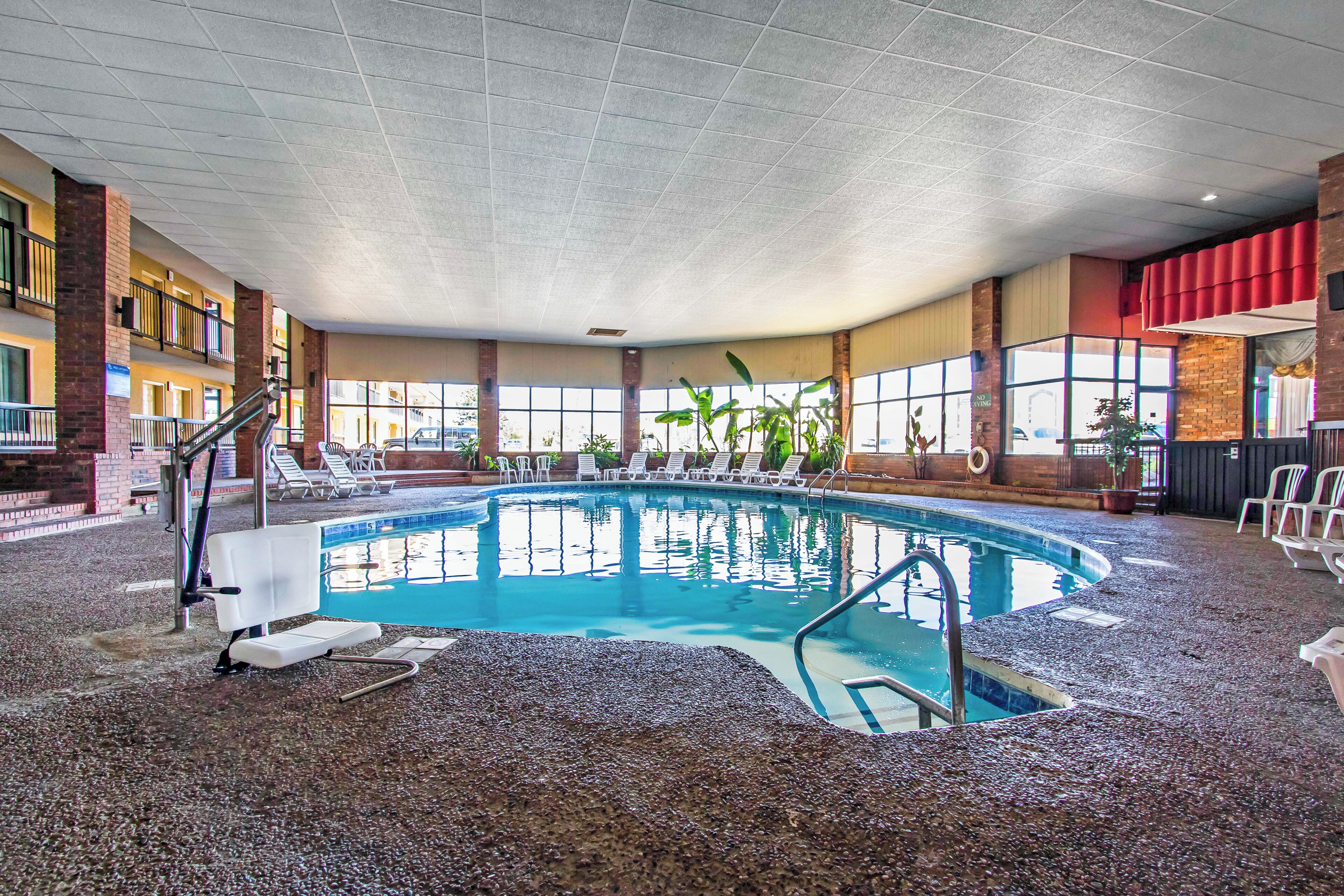 Indoor pool, sun loungers