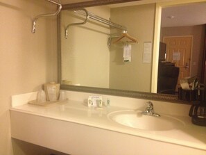 Combined shower/tub, hair dryer, towels