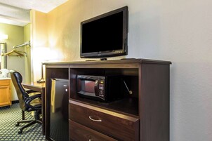 Escritorio, espacio para trabajar con un portátil, cortinas opacas