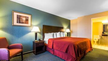 Escritorio, espacio para trabajar con laptop y cortinas blackout